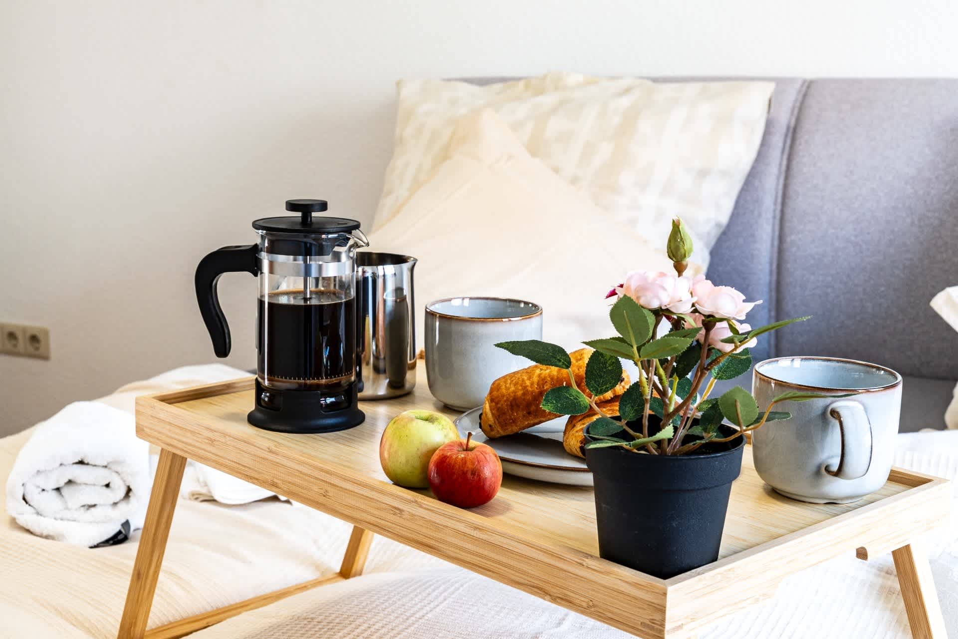 FeWocation | Bright 1BR Apt + Kitchen & Parking - Photo 1