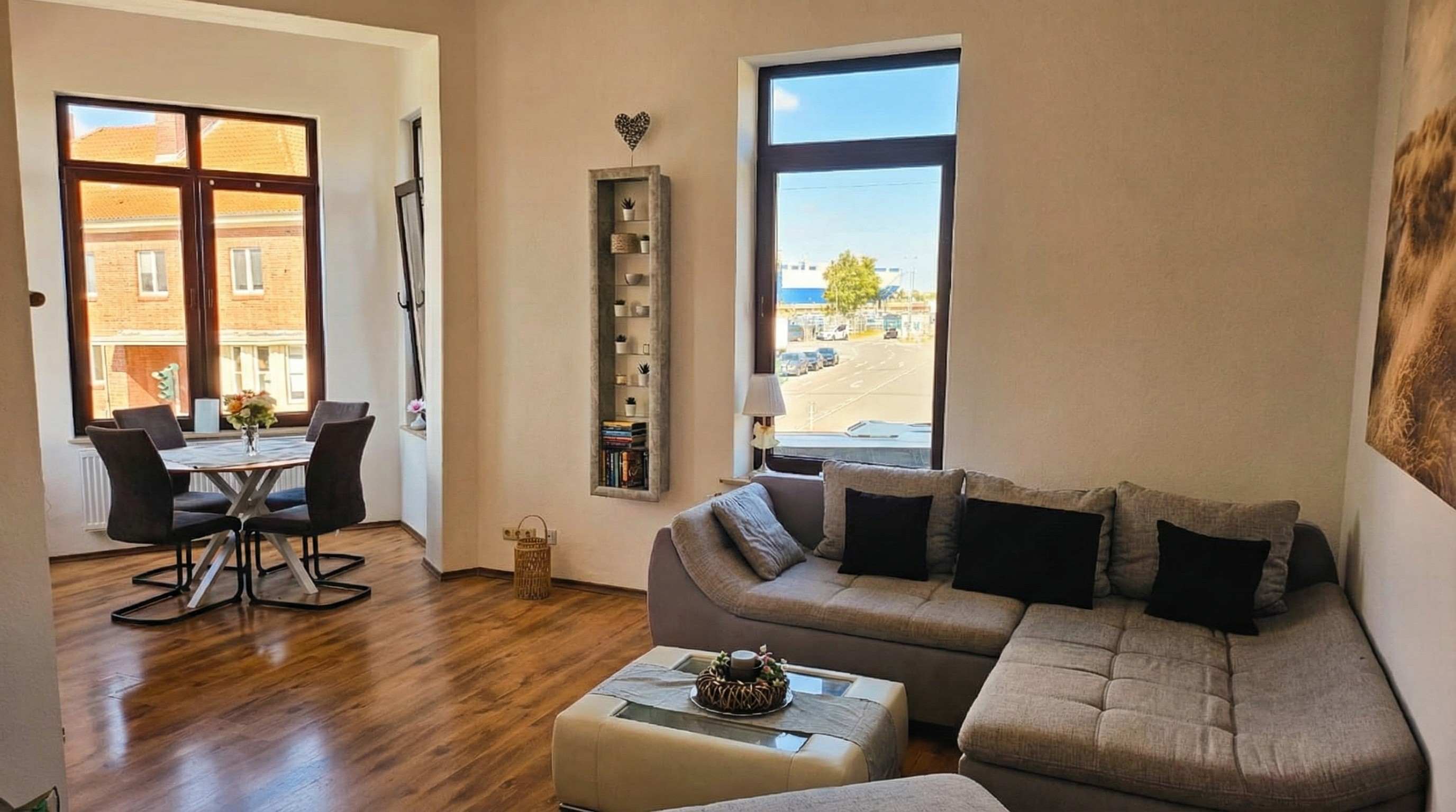 Ansicht Wohnzimmer mit Sofa und Esstisch